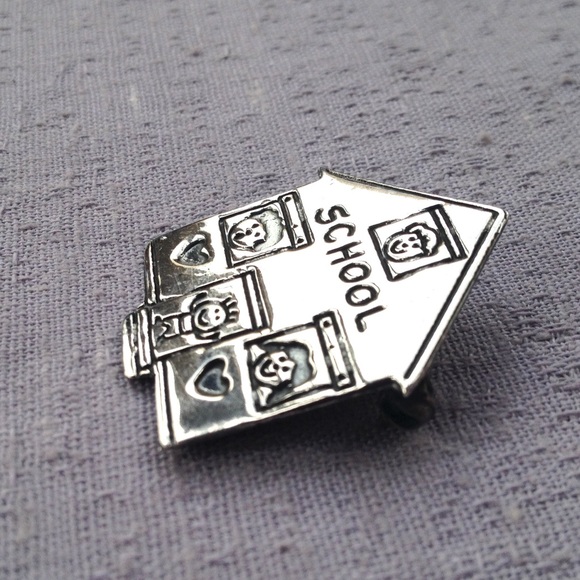 Vintage Silver School Kids Brooch - Picture 5 of 8